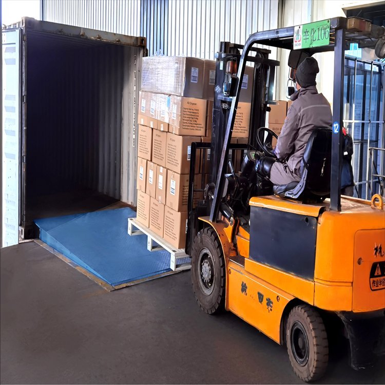 高效物流装卸解决方案 移动登车桥、装卸货台与叉车坡道桥的协同应用