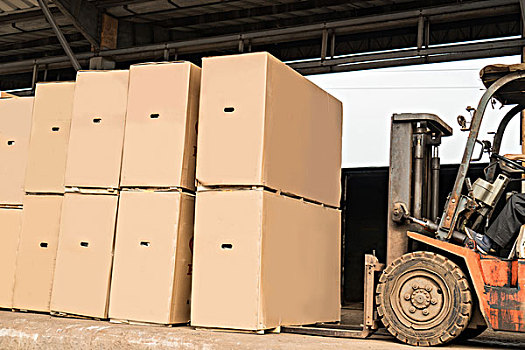 搬运工 城市动脉的守护者，装卸搬运的力与美